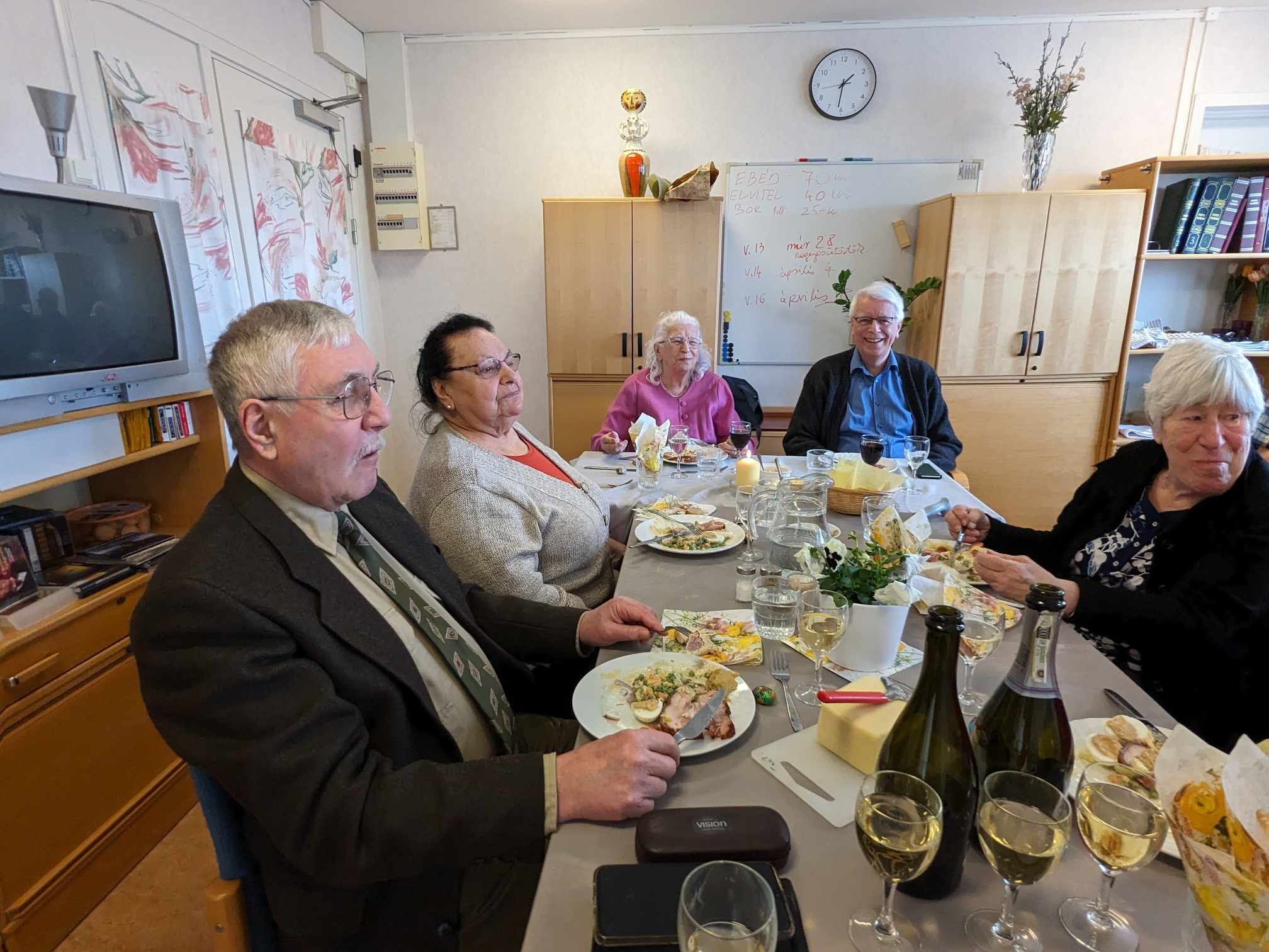 Boende äter påskmiddag tillsammans vid ett långbord