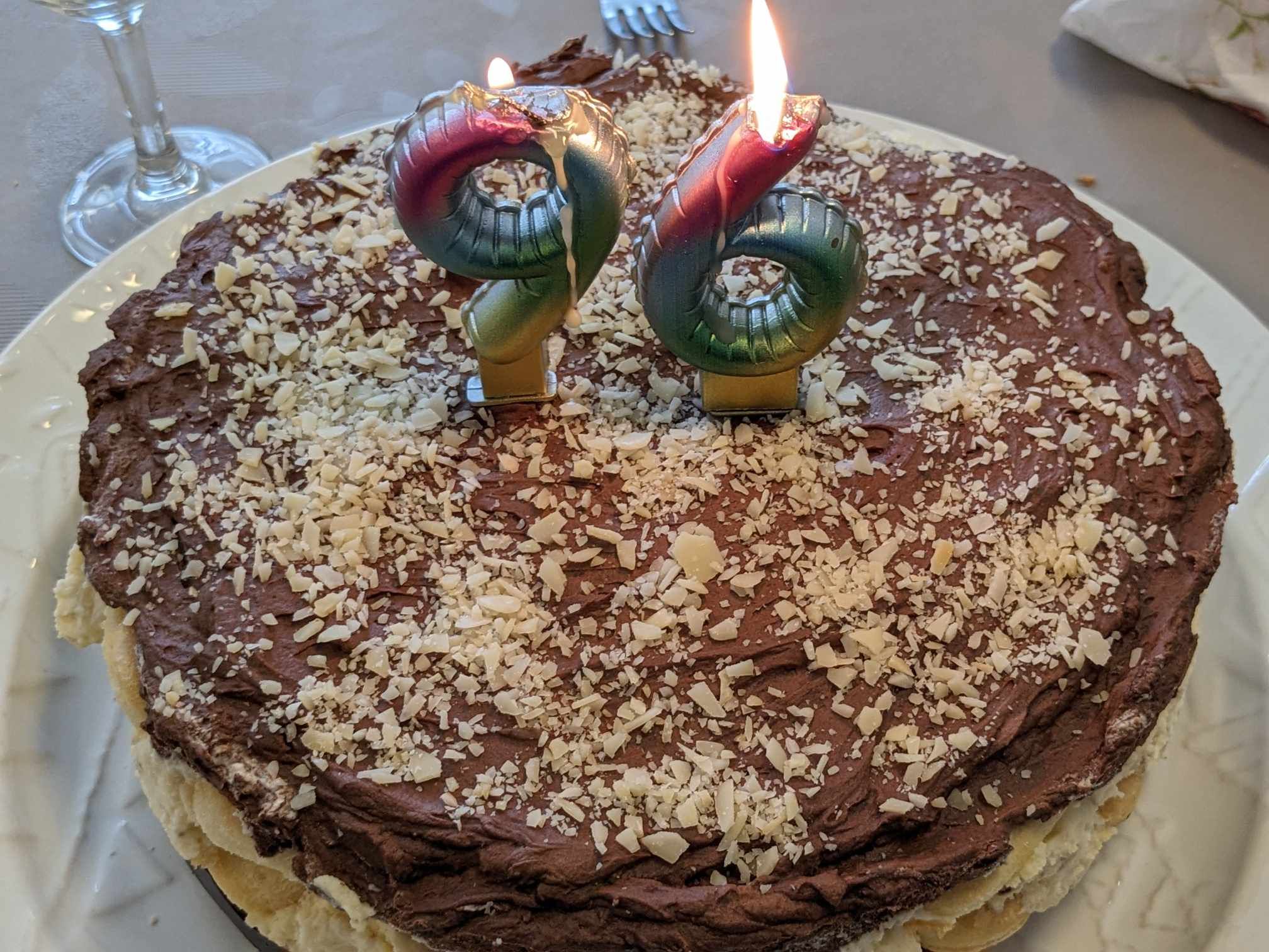 Närbild på chokladtårtan med tända 96-ljus