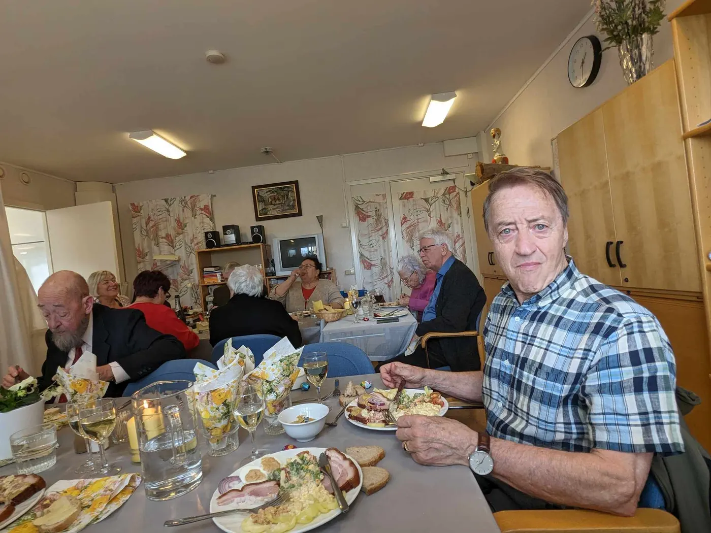 Boende njuter av påskbuffé vid dukade bord