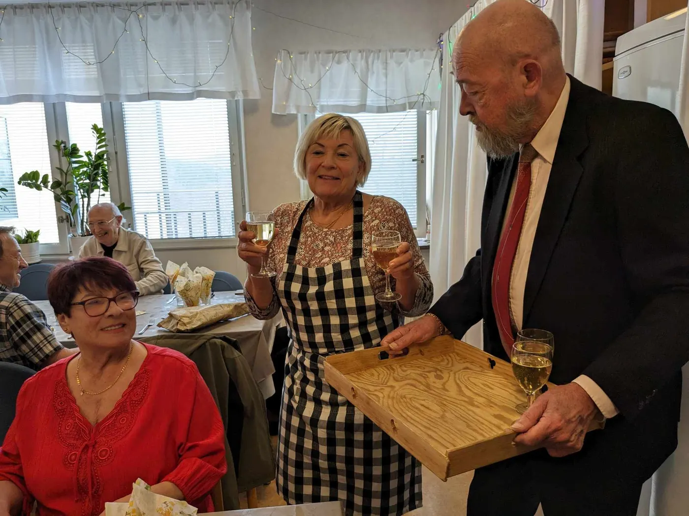 Värdinnan och en gäst skålar med de boende