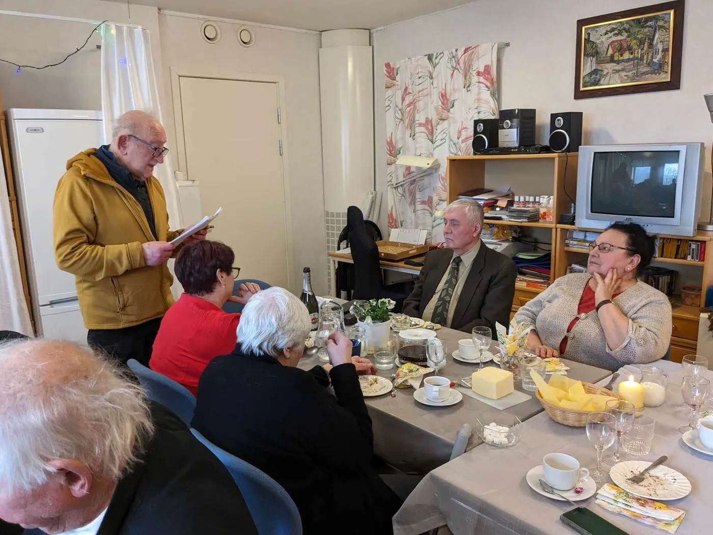 Ett tal hålls under kaffet i sällskapsrummet